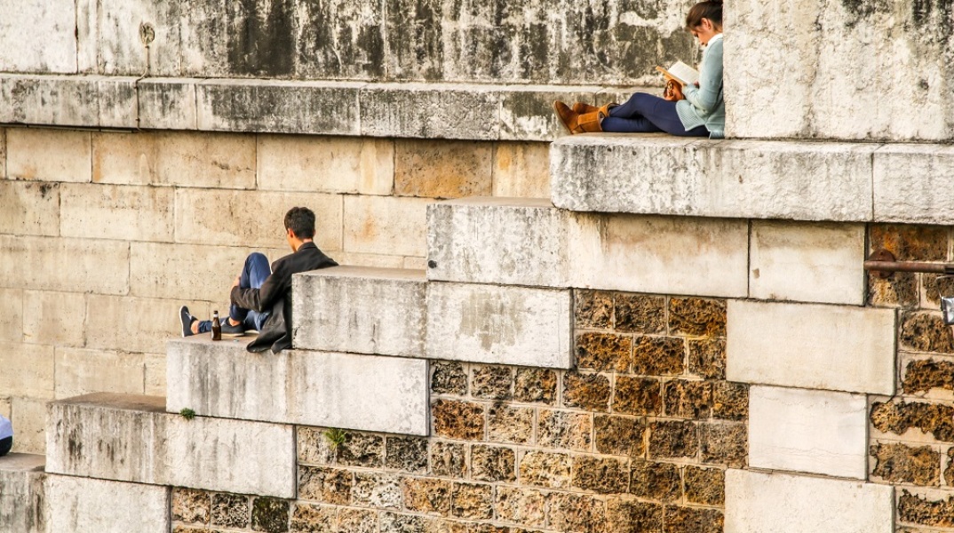 Γαλλία: Η Πρώτη Κυρία είναι υπέρ του να φορούν στολή οι μαθητές στο σχολείο	
