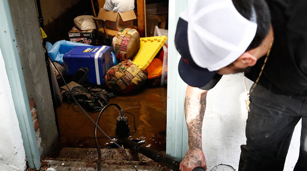 Σπίτι στο Λος Άντζελες μέσα στις λάσπες και στα χώματα μετά τη νέα κακοκαιρία στην Καλιφόρνια