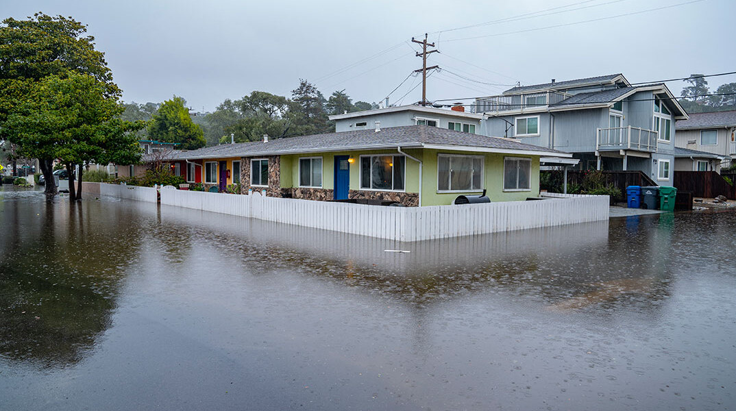 Πλημμυρισμένοι δρόμοι στην κοινότητα Ρίο ντελ Μαρ στην Καλιφόρνια των ΗΠΑ