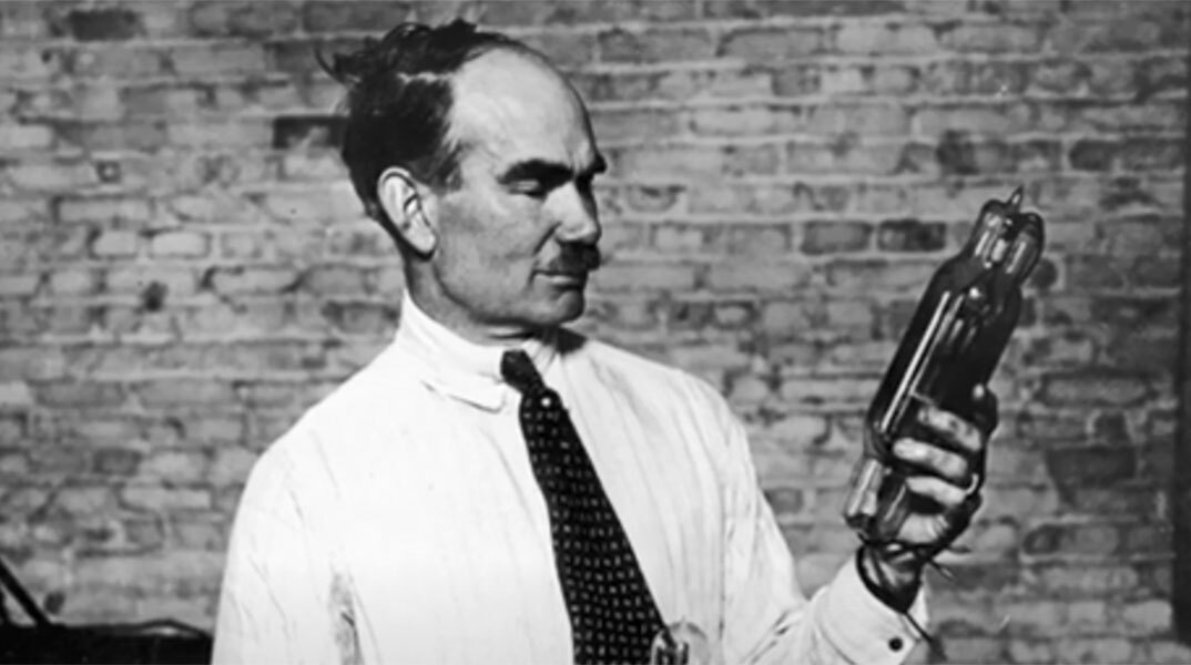 Το 1910 ο Λι ντε Φόρεστ πραγματοποιεί την πρώτη δημόσια ραδιοφωνική εκπομπή