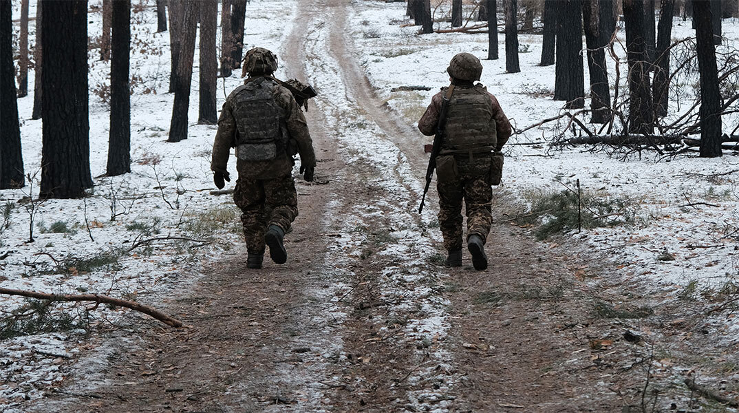 Ουκρανοί στρατιώτες περιπολούν