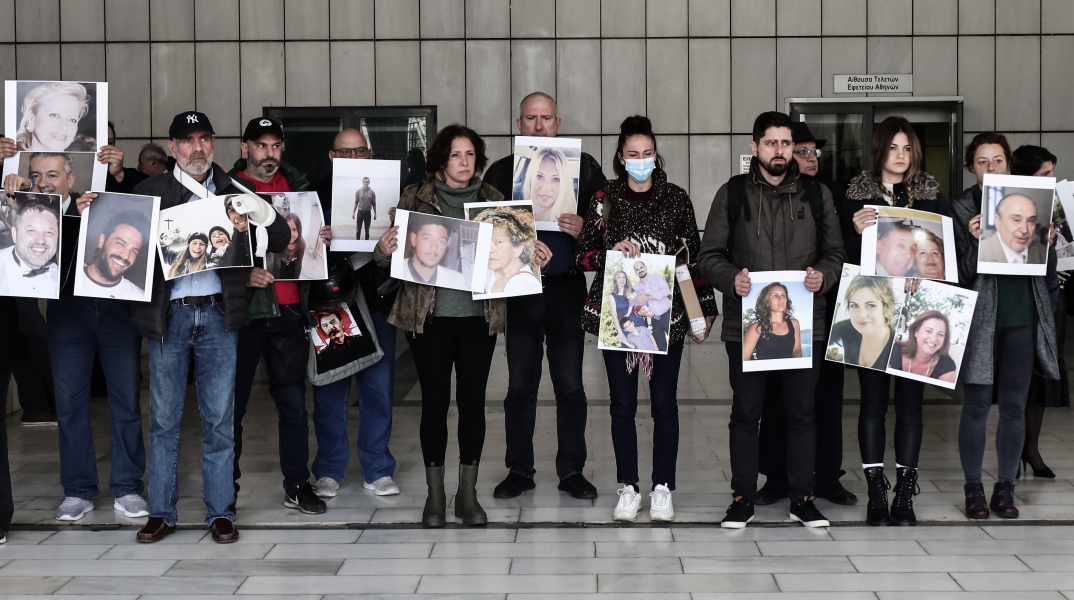 Δίκη για το Μάτι: Στιγμιότυπο έξω από την Αίθουσα του Εφετείου, οι συγγενείς των θυμάτων κρατούν τις φωτογραφίες τους 