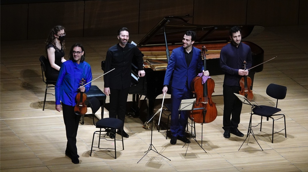 Ο κορυφαίος βιολονίστας Λεωνίδας Καβάκος με τη νεότερη γενιά Ελλήνων σολίστ στο Μέγαρο