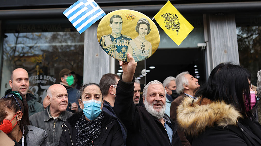 Πολίτες έξω από τη Μητρόπολη Αθηνών για την κηδεία του τέως βασιλιά Κωνσταντίνου