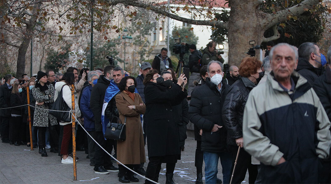 Ουρές πολιτών στο παρεκκλήσι της Μητρόπολης για το ύστατο χαίρε στον τέως βασιλιά Κωνσταντίνο