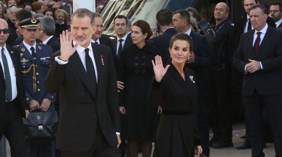 Ο Βασιλιάς Φίλιππος και Η Βασίλισσα Λετίθια της Ισπανίας στην κηδεία του Κωνστνατίνου Β΄