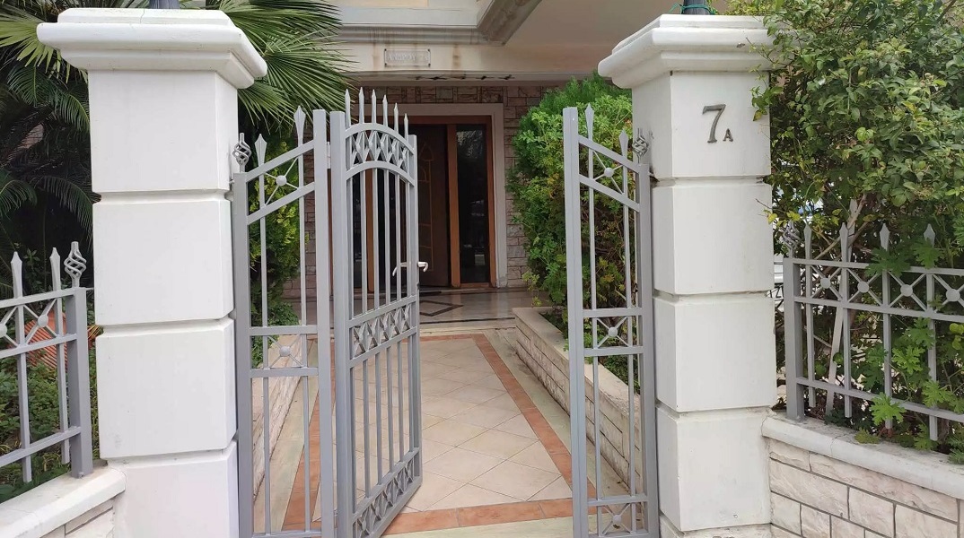 Μοσχάτο: Βίντεο - ντοκουμέντο με τη 47χρονη να αναζητά το σπίτι του 50χρονου λογιστή