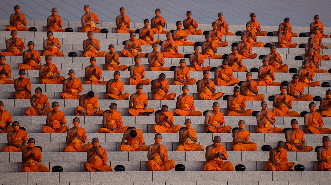 Βουδιστές μοναχοί διαλογίζονται σε ναό στην Ταϊλάνδη