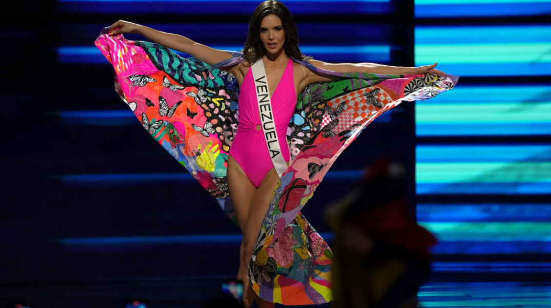 Μις Υφήλιος: "Πόλεμος" για την Αμερικανίδα εστεμμένη και τη δεύτερη Μις Βενεζουέλα - Έξαλλος ο Μαδούρο "μας έκλεψαν"