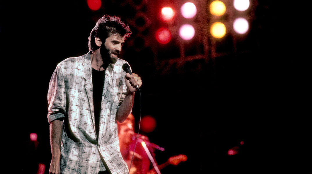 Ο τραγουδιστής και συνθέτης Kenny Loggins επί σκηνής σε συναυλία του Λος Άντζελες το 1985