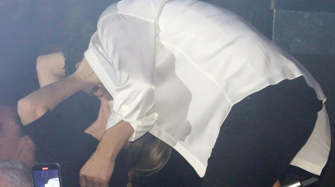 Ο Σάκης Ρουβάς φιλά την Κάτια Ζυγούλη στο μαγαζί που τραγουδά