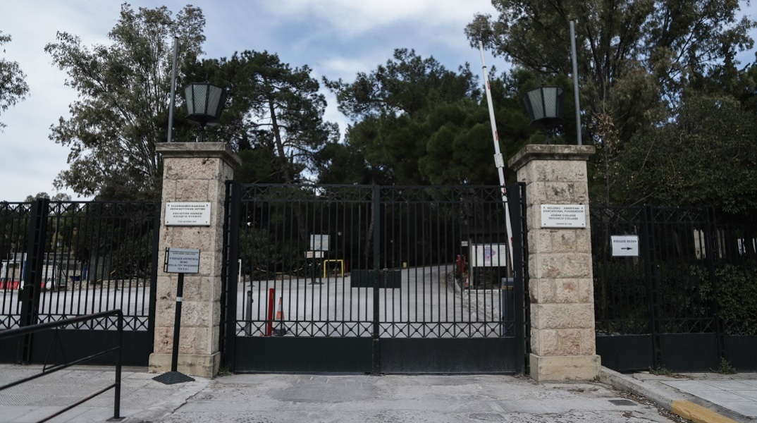 Κολλέγιο Αθηνών: Άνδρας μπήκε με μαχαίρι