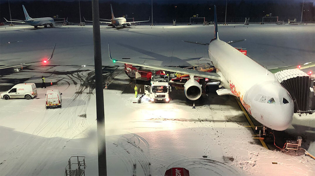 Κλειστοί λόγω χιονόπτωσης οι διάδρομοι προσγείωσης και απογείωσης στο Μάντσεστερ
