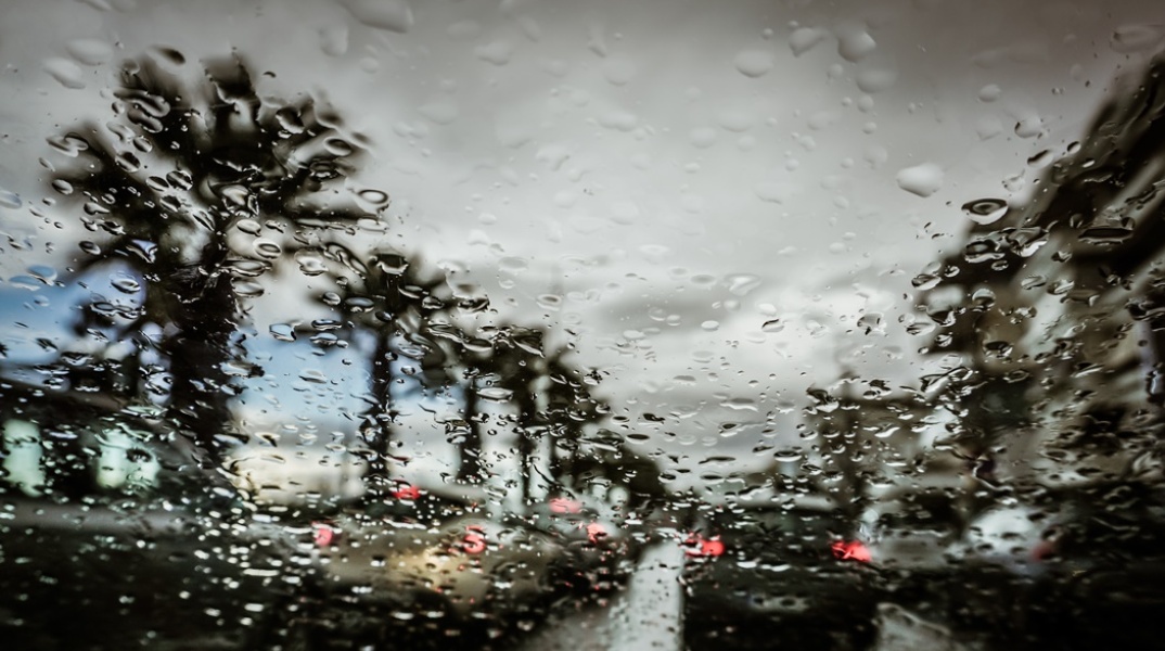 Τζάμι αυτοκινήτου βρεγμένο από τη βροχή