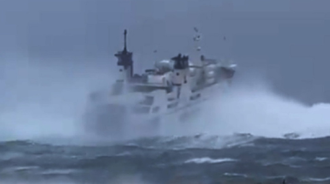 Ιταλία: Πλοίο «παλεύει» με την φουρτουνιασμένη θάλασσα 