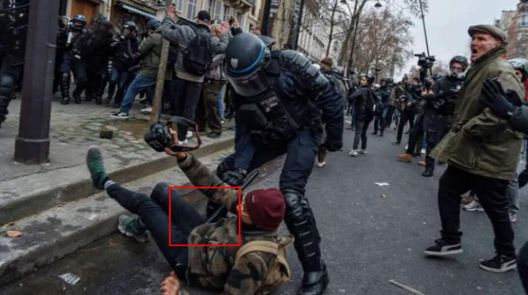 Αστυνομικός στη Γαλλία χτυπά διαδηλωτή στη βουβωνική χώρα