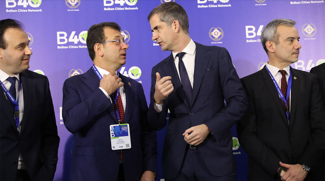 Ο δήμαρχος Αθηναίων Κώστας Μπακογιάννης και ο τούρκος ομόλογός του της Κωνσταντινούπολης Εκρέμ Ιμάμογλου στη Σύνοδο B40