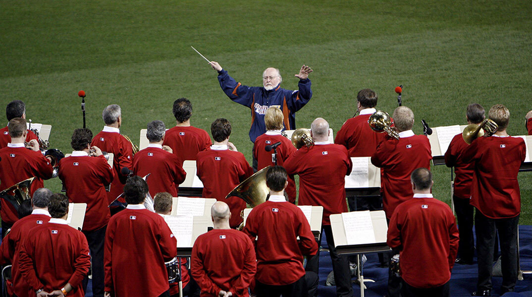 Ο Οσκαρικός συνθέτης μουσικής John Williams διευθύνει ορχήστρα στις ΗΠΑ