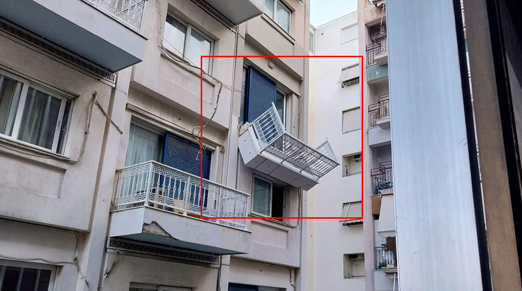 Το μπαλκόνι στη Συγγρού που έχει ξεκολλήσει από το ξενοδοχείο