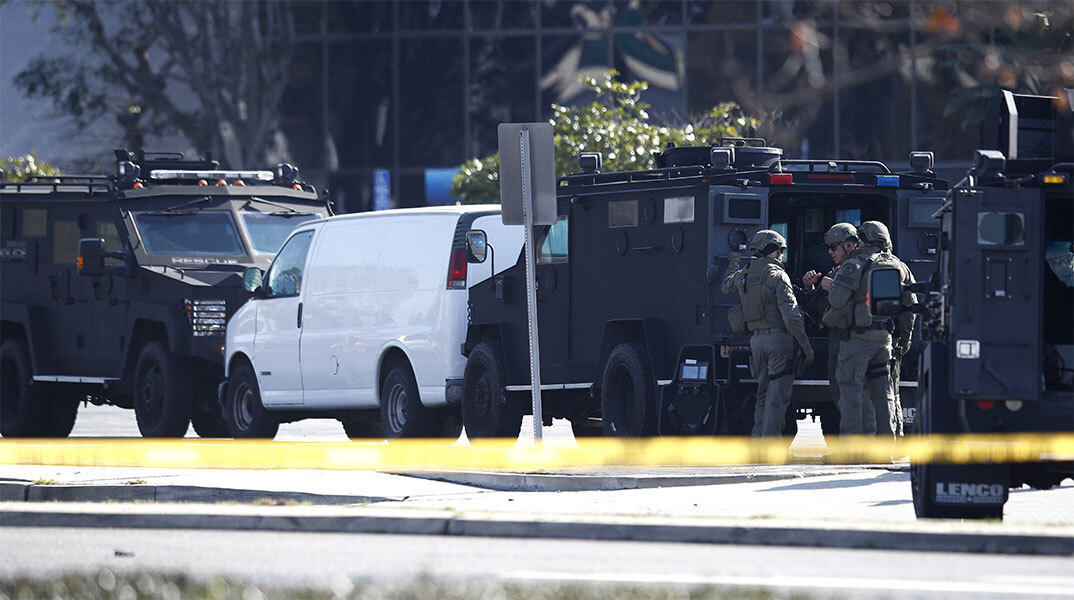 Αστυνομικές δυνάμεις έχουν αποκλείσει την περιοχή όπου σημειώθηκε η επίθεση στην Καλιφόρνια