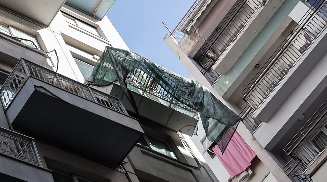 Στη Συγγρού μπαλκόνι κρέμεται σε ξενοδοχείο