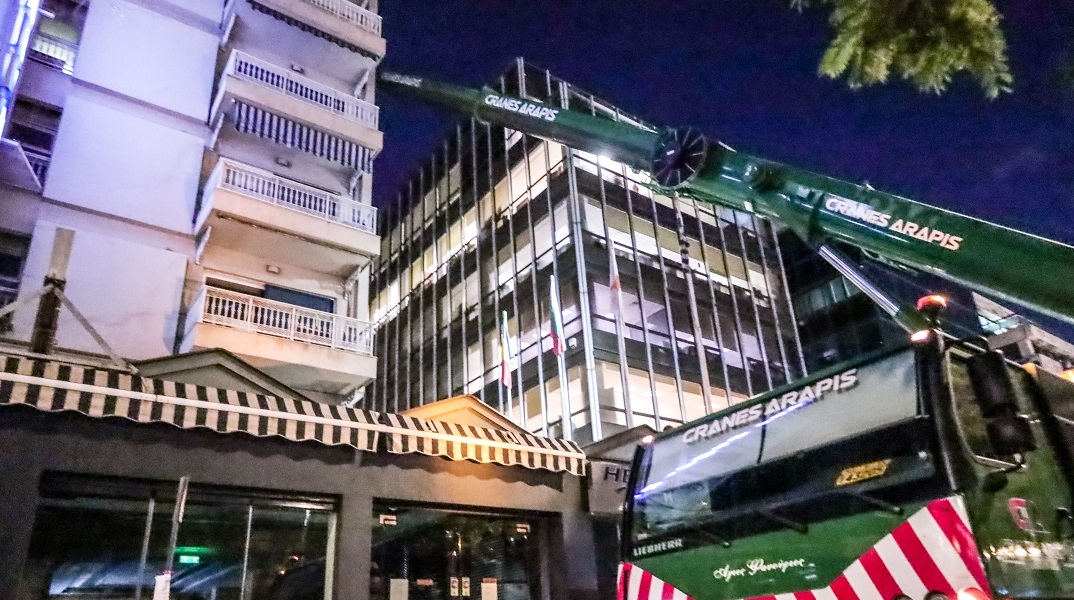 Συγγρού: Απομακρύνθηκε το «αιωρούμενο» μπαλκόνι από το ξενοδοχείο