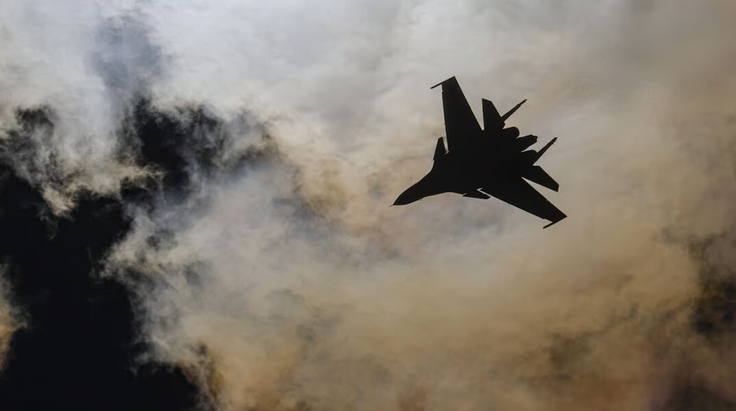 Ρωσικό μαχητικό βομβαρδίζει θέσεις στην Ουκρανία