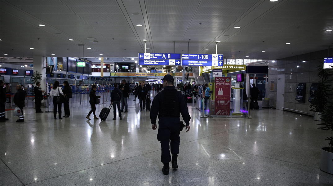 Αστυνομικός στο αεροδρόμιο