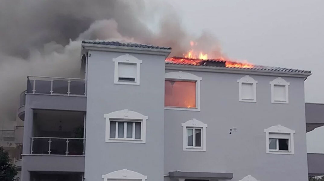 Φωτιά σε κατοικία στην Καλαμάτα μετά από κεραυνό