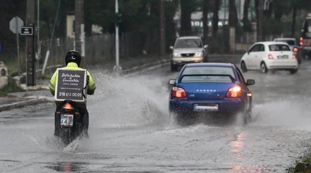 Καιρός σήμερα: Βροχές και καταιγίδες - Πού θα χιονίσει