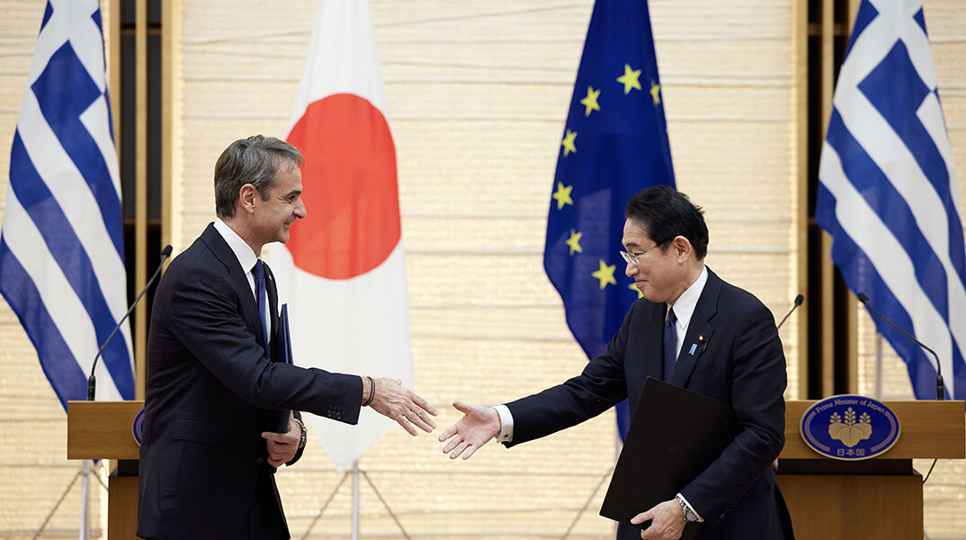 Ο πρωθυπουργός Κυριάκος Μητσοτάκης με τον Ιάπωνα ομόλογό του στο Τόκιο