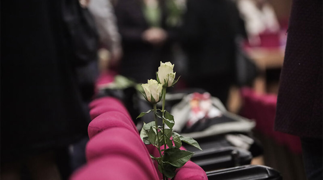 Με λευκά τριαντάφυλλα οι συγγενείς των θυμάτων που έχασαν τη ζωή τους στη φωτιά στο Μάτι