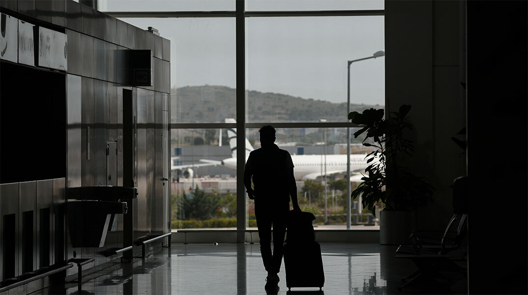Ταξιδιώτης περπατά στο αεροδρόμιο