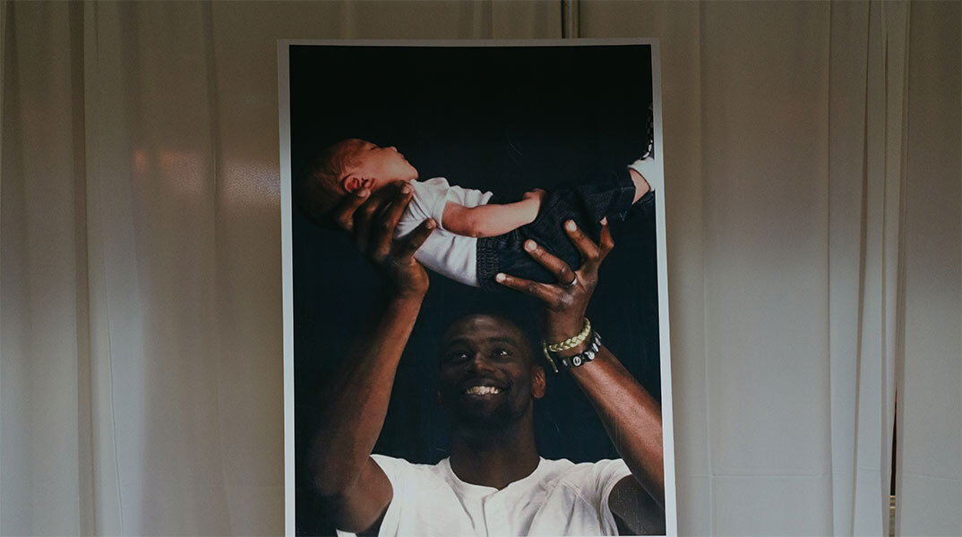 Φωτογραφία του Τάιρ Νίκολς να κρατά το παιδί του