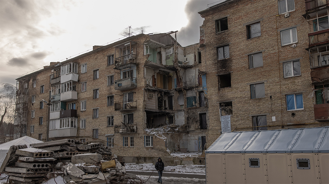 Κατεστραμμένο κτήριο από ρωσικούς βομβαρδισμούς στο Κίεβο