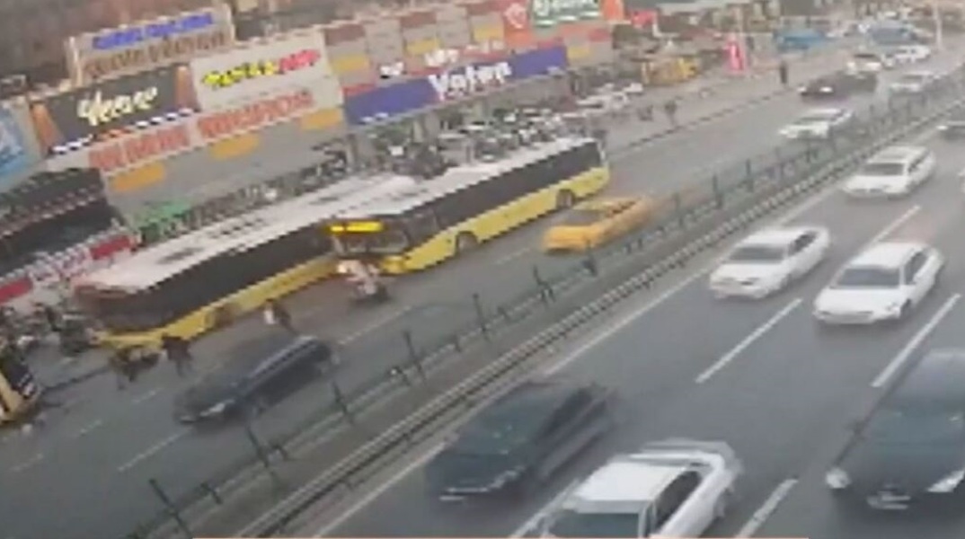 Κωνσταντινούπολη: Λεωφορείο έπεσε πάνω σε πλήθος - Δύο νεκροί