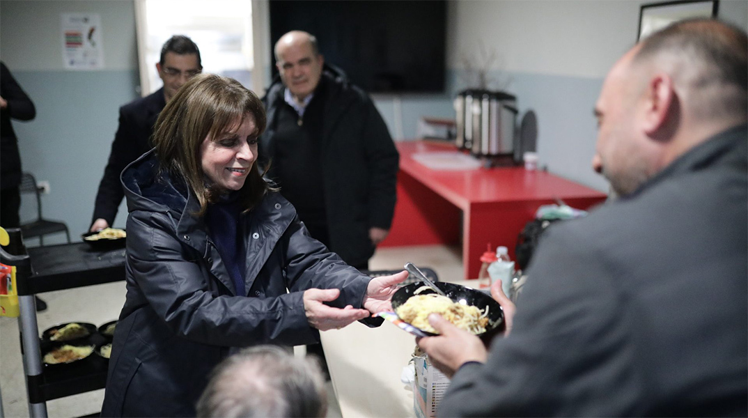 Η Πρόεδρος της Δημοκρατίας Κατερίνα Σακελλαροπούλου μοίρασε γεύματα στους άστεγους