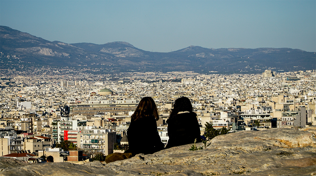 Νέοι κοιτούν την Αθήνα από ψηλά