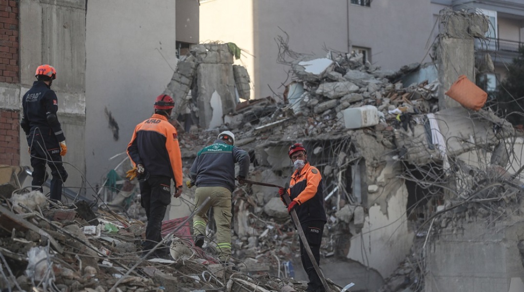Πολυκατοικίες κατέρρευσαν σαν χάρτινοι πύργοι στην Τουρκία (βίντεο)