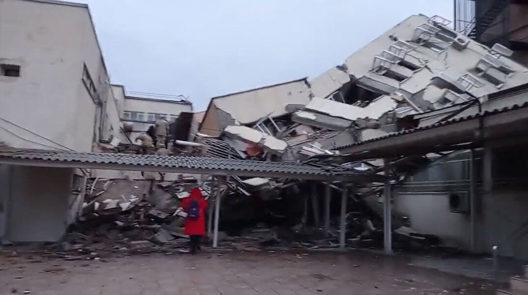 Νοσοκομείο στην Τουρκία, στην πόλη Ισκεντερούν, έχει καταρρεύσει μετά τον σεισμό