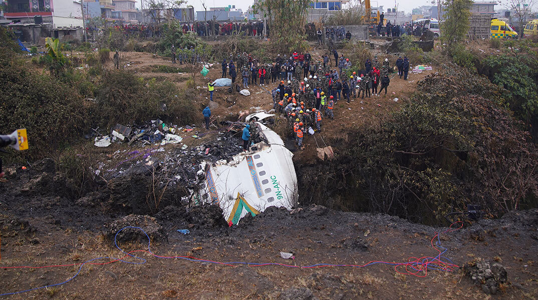 Συντρίμμια από το αεροσκάφος που συνετρίβη στο Νεπάλ