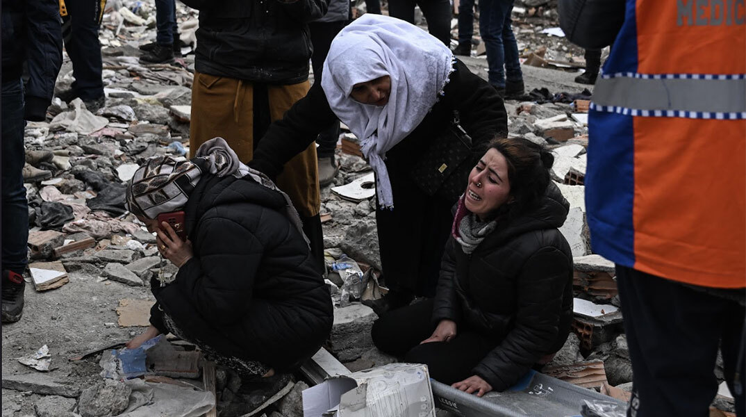 Θρήνος πάνω από τα χαλάσματα μετά τον σεισμό στην Τουρκία