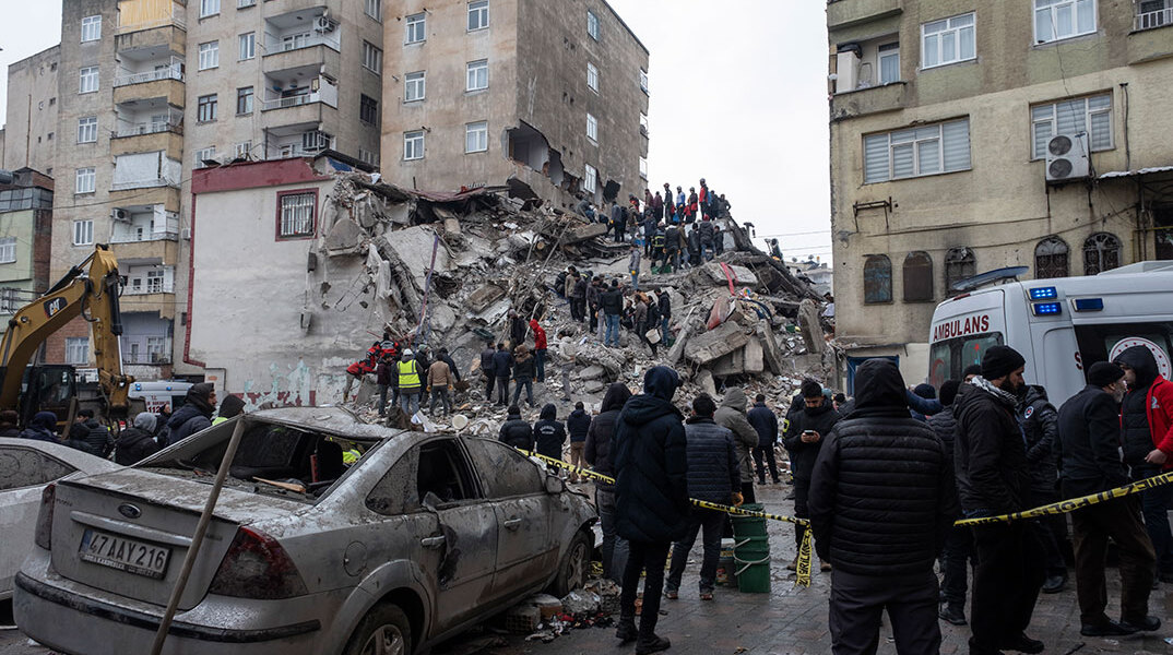 Διασώστες στην Τουρκία αναζητούν εγκλωβισμένους σε κτίριο που έχει καταρρεύσει μετά τον σεισμό