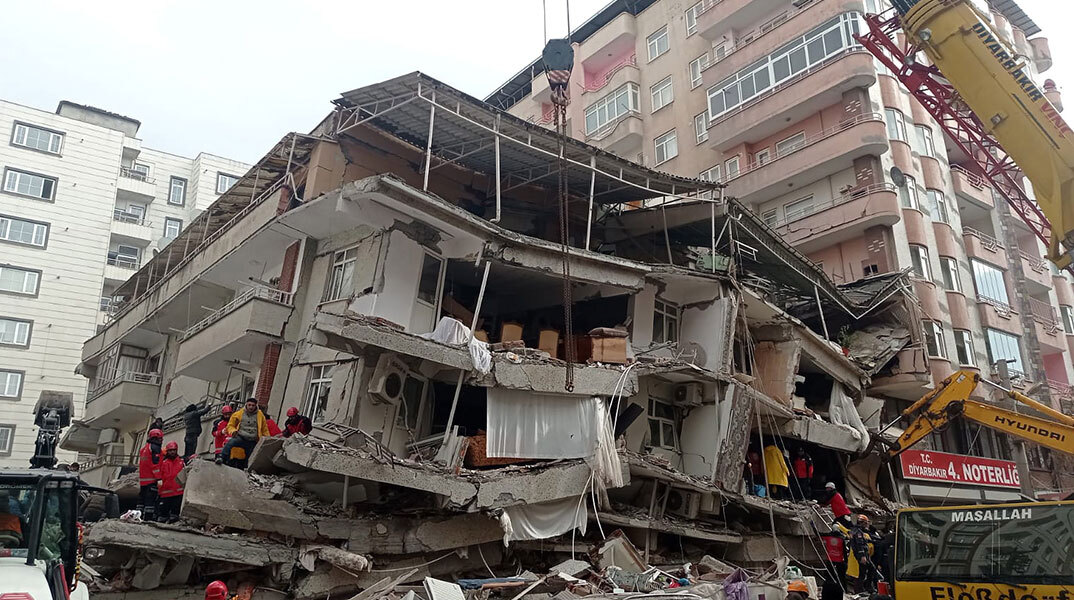 Κατεστραμμένο κτίριο στην Τουρκία μετά τον σεισμό