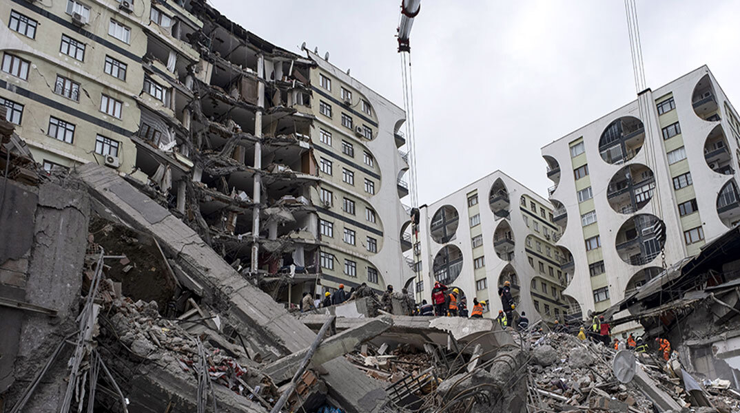 Διασώστες στην Τουρκία αναζητούν εγκλωβισμένους στα χαλάσματα μετά τον σεισμό