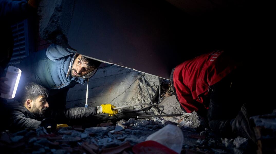 Ο Εγκέλαδος βυθίζει στο πένθος την Τουρκία: Εκατοντάδες νεκροί και παγιδευμένοι στα ερείπια