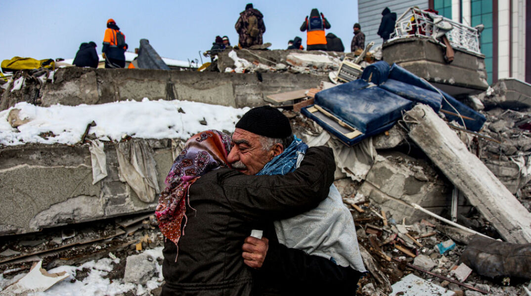 Τουρκία: Πατέρας κρατάει το χέρι της νεκρής κόρης του στα συντρίμμια