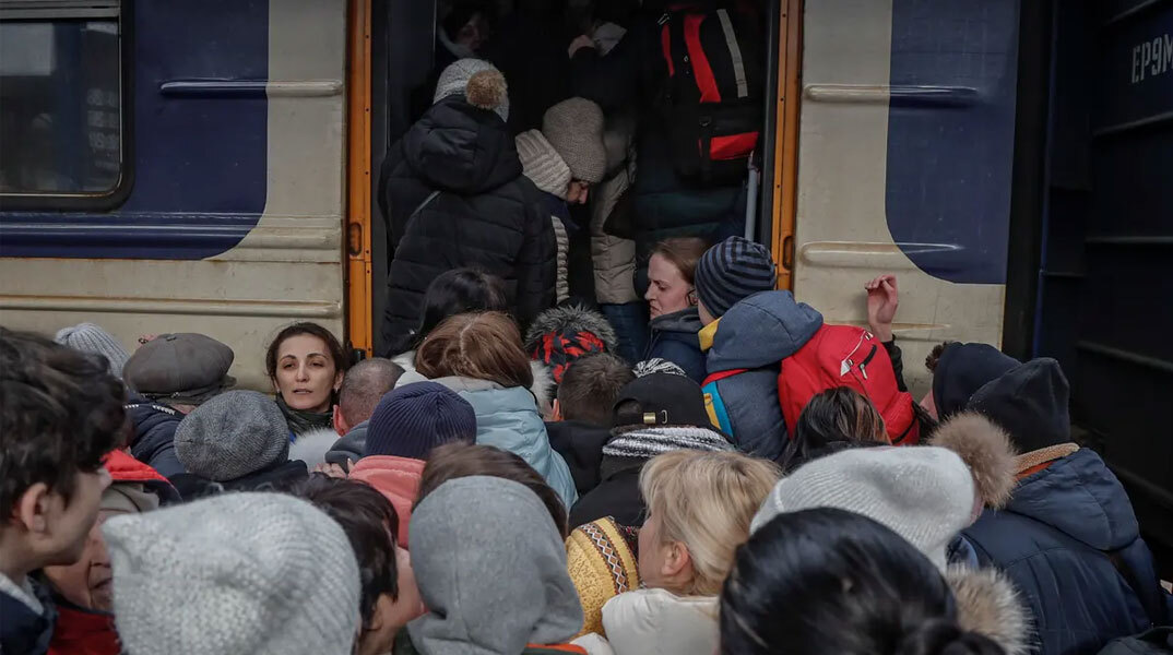 Ουκρανοί πρόσφυγες γεμίζουν ασφυκτικά τρένο, προκειμένου να απομακρυνθούν από εμπόλεμη ζώνη