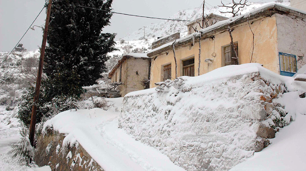 Χιόνια στο Οροπέδιο Λασιθίου στην Κρήτη έφερε η κακοκαιρία Μπάρμπαρα
