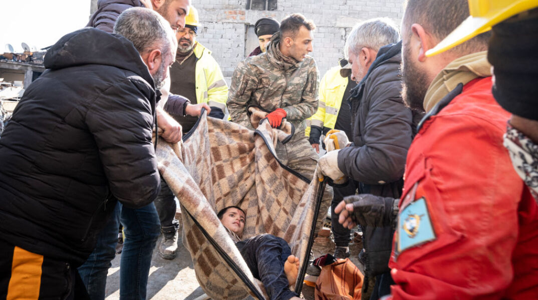 Εντοπίστηκε τέταρτο παιδί ζωντανό από τους Έλληνες διασώστες στην Τουρκία, κάτω από το σώμα της μητέρας του που το κάλυψε για να το προστατεύσει	